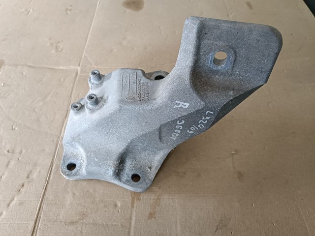 Кронштейн подушки (опоры) двигателя, правой KKU500761 LAND ROVER
