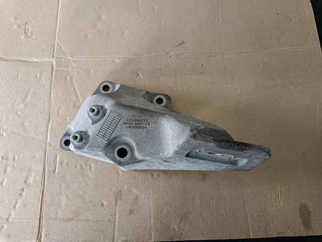 Кронштейн подушки (опоры) двигателя, левой KKU500771 LAND ROVER