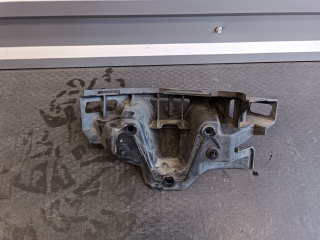 LR013858 LAND ROVER Кронштейн бампера заднего правый купить в Украина