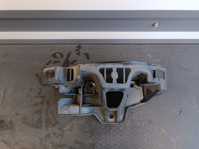 Крепление бамера правое LR013858 LAND ROVER