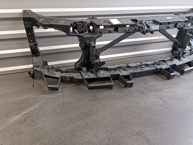Кронштейн бампера переднего, правый LR013864 LAND ROVER