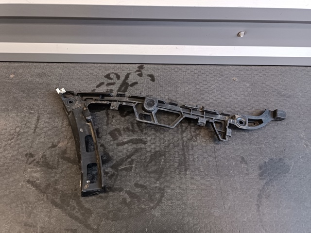 Кронштейн бампера заднего, внешний правый LR015110 LAND ROVER