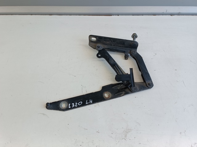 Завеса капота левая LR018697 LAND ROVER