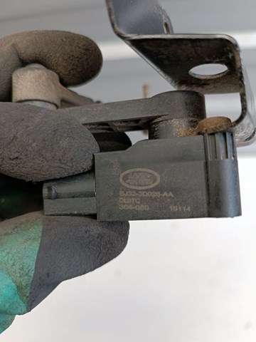 Датчик уровня положения кузова, передний правый LR024221 LAND ROVER