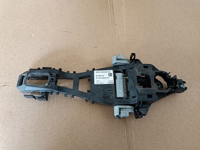 Держатель наружной ручки двери, передней правой LR025540 LAND ROVER