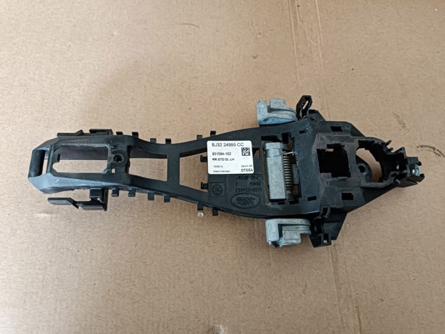 LR025540 LAND ROVER Держатель наружной ручки двери передней правой купить в Днепр