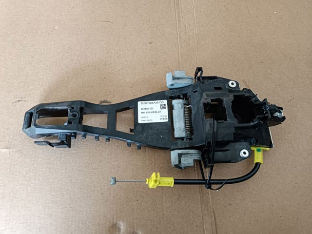 Держатель наружной ручки двери, передней левой LR025541 LAND ROVER