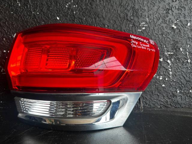 Задний правый внешний фонарь 68110000AC CHRYSLER