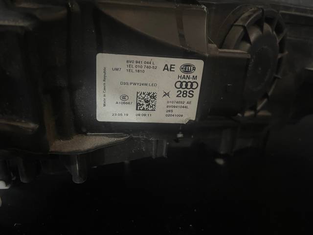 8V0941044B Правая фара купить Киев