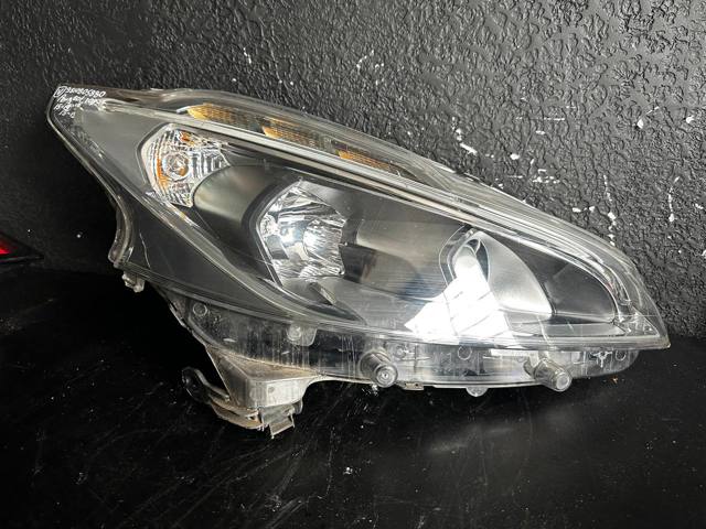 Вставка фары правой 9810805880 PEUGEOT