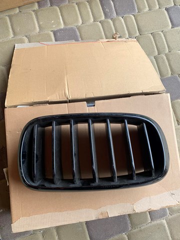 Решетка радиатора правая 51712334710 BMW