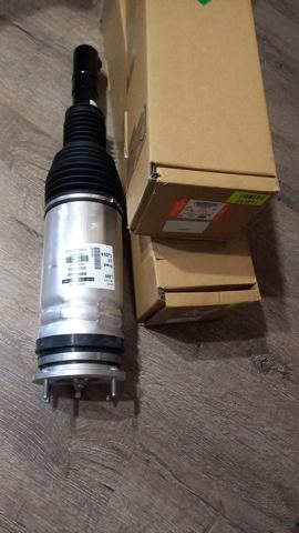 Амортизаторная стойка передняя левая LR087092 LAND ROVER
