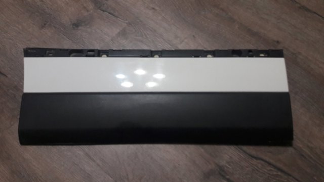 Накладка задней правой двери, нижняя LR125982 LAND ROVER