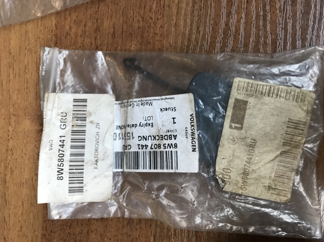 Заглушка бампера буксировочного крюка, задняя 8W5807441GRU VAG