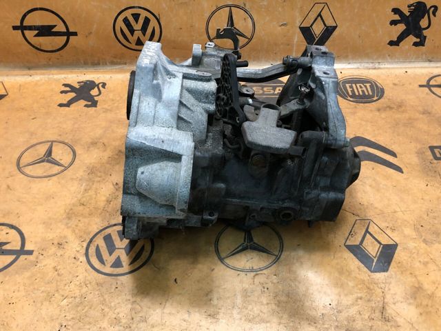 VAG 02S301211K Крышка коробки передач задняя в наличии Николаев