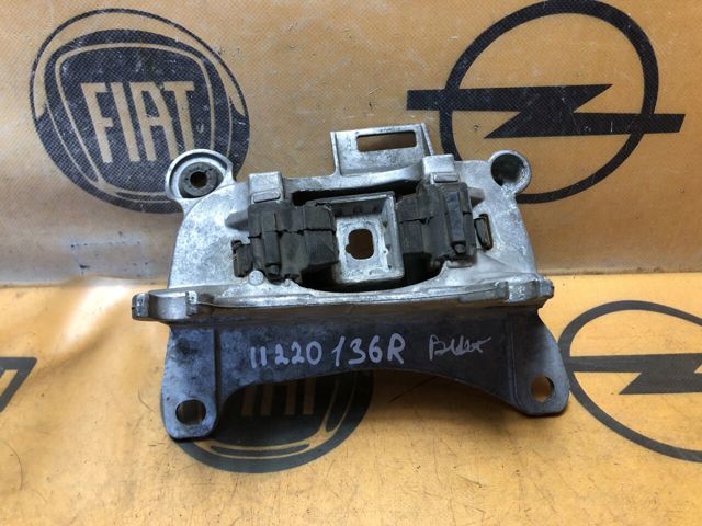 Подушка (опора) двигателя, левая 112205136R RENAULT