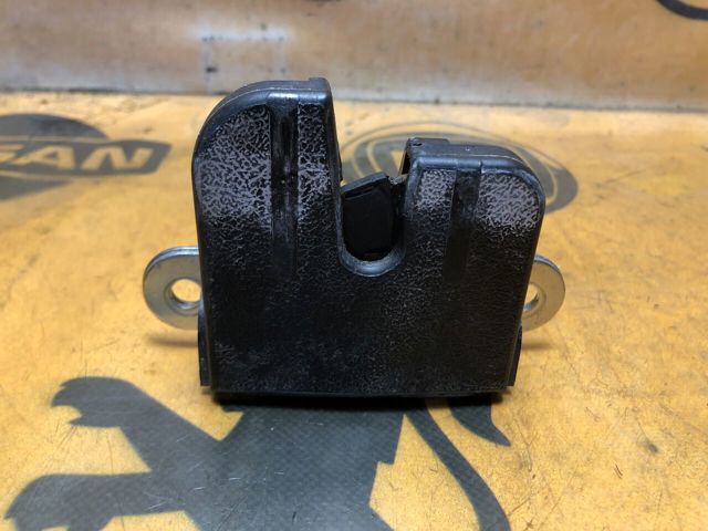 Замок и ручка двери задка 1T0827505H VAG