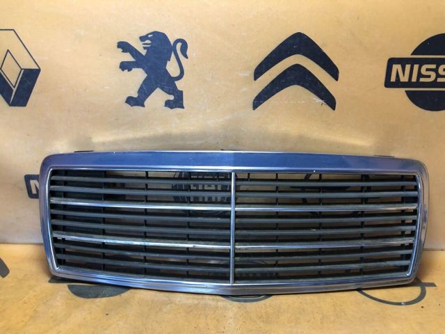 Облицовка радиатора 2028880323 MERCEDES