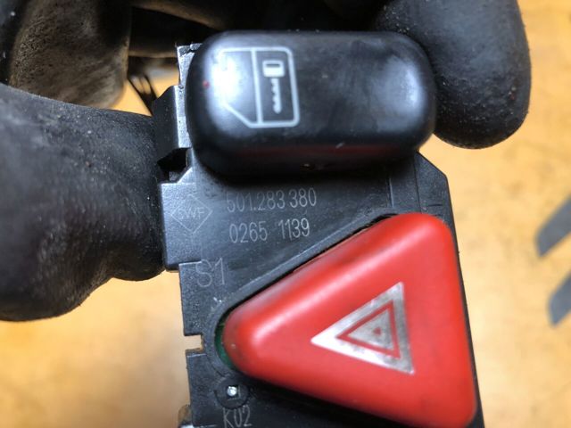 MERCEDES 2088200310 Кнопка аварийки в наличии Ужгород
