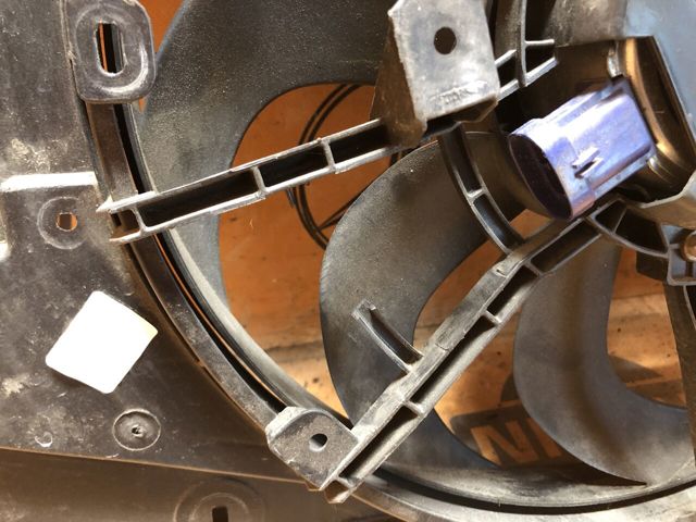 214818009R RENAULT Диффузор вентилятора в сборе с мотором и крыльчаткой купить в Ровно