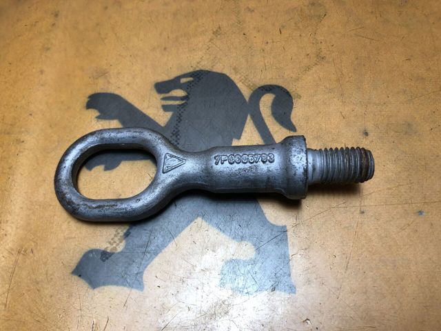 Крюк буксировочный Volkswagen Touareg 2