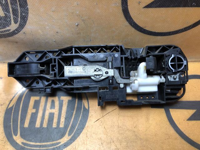 Держатель наружной ручки двери, передней правой 806060042R RENAULT