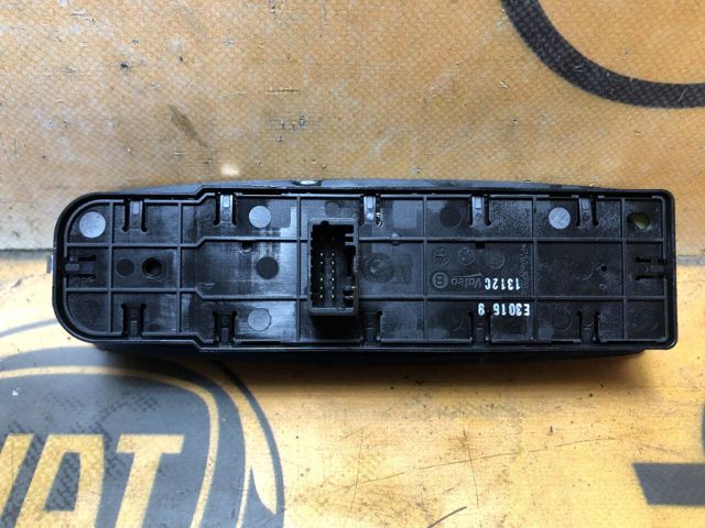 RENAULT 809610007R Кнопочный блок управления стеклоподъемником передний левый в наличии Кривой Рог