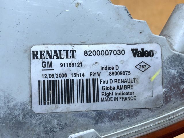 Поворотник правый 8200007030 RENAULT