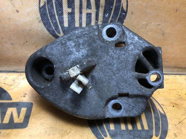 Кронштейн подушки (опоры) двигателя, правой 8200027175 RENAULT