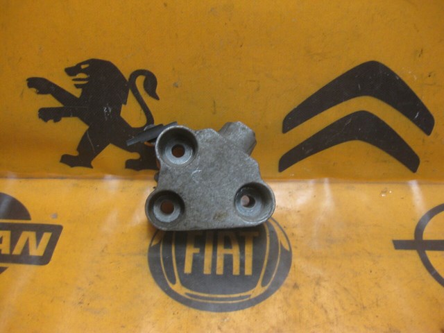 Кронштейн подушки (опоры) двигателя, правой 8200034225 RENAULT