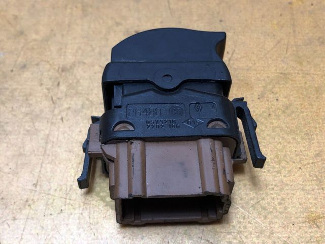 RENAULT 8200057321 Кнопка включения мотора стеклоподъемника передняя правая в наличии Каменское