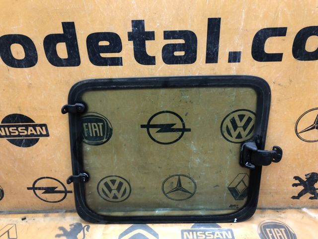 Стекло двери боковой сдвижной правой 8200057635 RENAULT