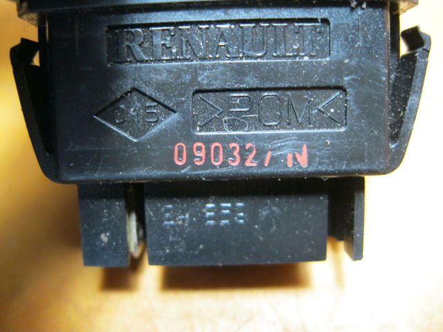 Кнопка стеклоподъемника передняя правая 8200090327 RENAULT