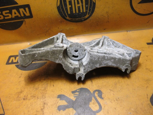 Кронштейн крепления генератора 8200100148 RENAULT