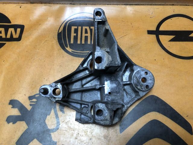 Кронштейн подушки (опоры) двигателя, правой 8200101849 RENAULT