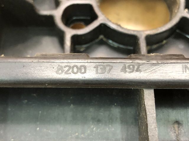 RENAULT 8200137494 Верхняя рамка радиатора в наличии Ровно