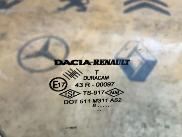 Стекло передней двери, правой 8200211927 RENAULT