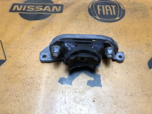 Кронштейн подушки (опоры) двигателя, левой 8200216113 RENAULT