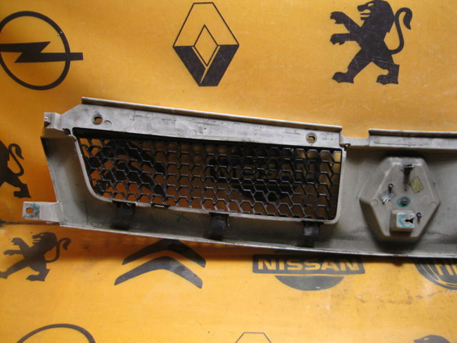 Облицовка радиатора 8200233765 RENAULT
