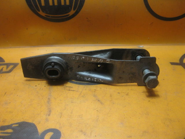 Кронштейн подушки (опоры) двигателя, правой 8200250743 RENAULT