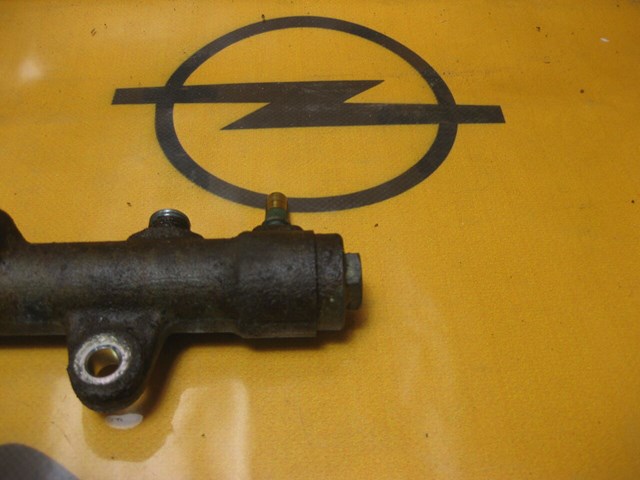 Рампа форсунок системы впрыска топлива 8200330912 RENAULT