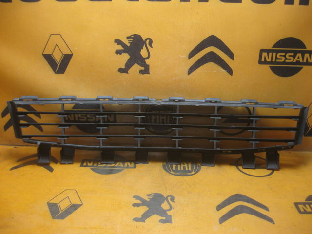 Решетка на бампер 8200412379 RENAULT