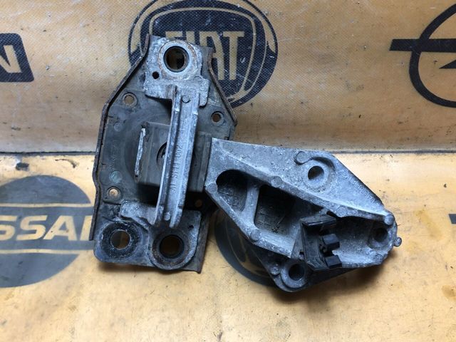 Правая подушка двигателя 8200424898 RENAULT