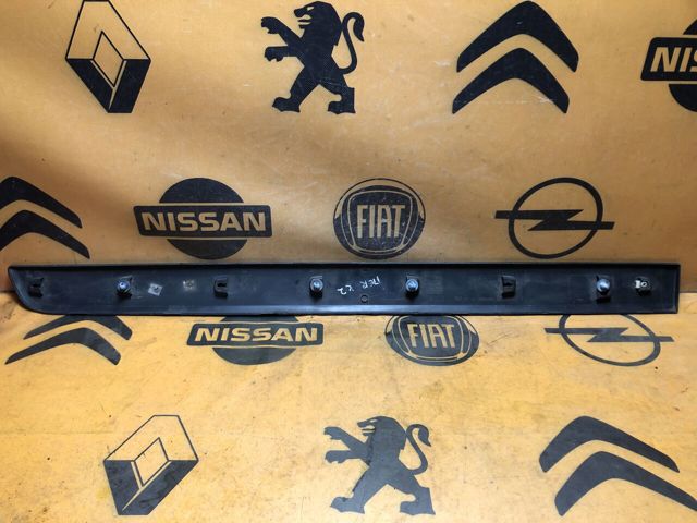 Молдинг двери передней правой 8200439113 RENAULT