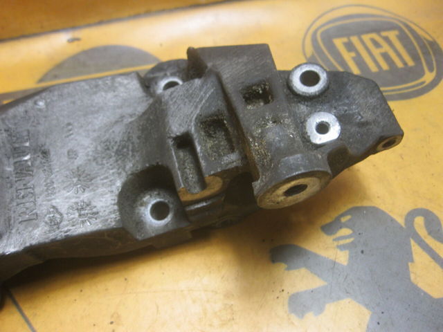Кронштейн крепления генератора 8200527320 RENAULT
