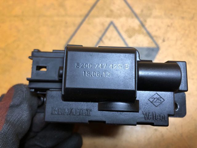 8200747429 RENAULT Замок крышки багажника (двери 3/5-й задней) купить в Черкассы