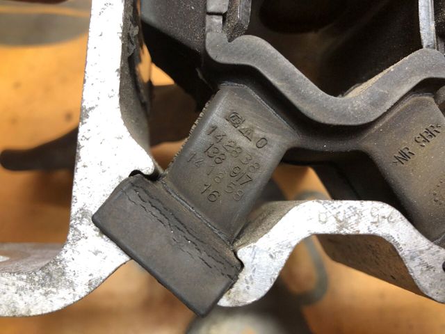 RENAULT 8200805581 Правая подушка двигателя в наличии Запорожье