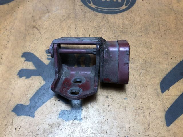 Петля передней двери, правой 8200885636 RENAULT