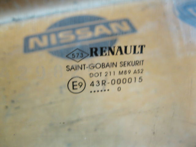 Стекло задней правой двери 823000026R RENAULT