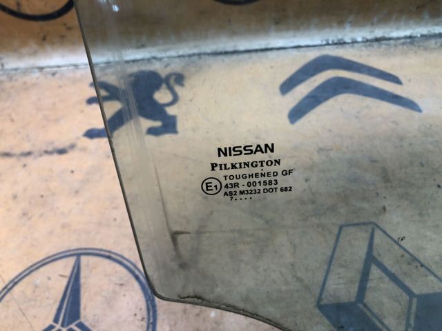 Стекло заднее правое 823009U000 NISSAN
